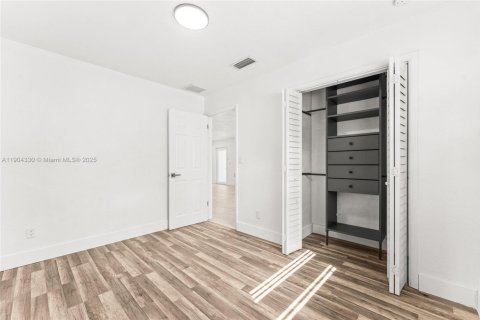 House in Dania Beach, Florida 4 bedrooms, 132.66 sq.m. № 1954649 - photo 27