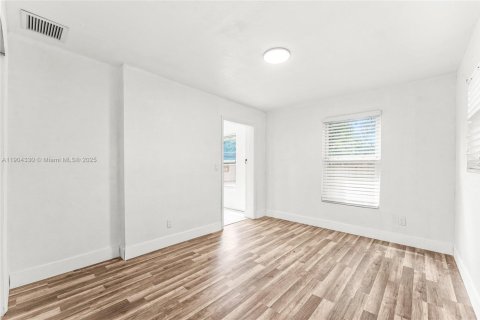 House in Dania Beach, Florida 4 bedrooms, 132.66 sq.m. № 1954649 - photo 23