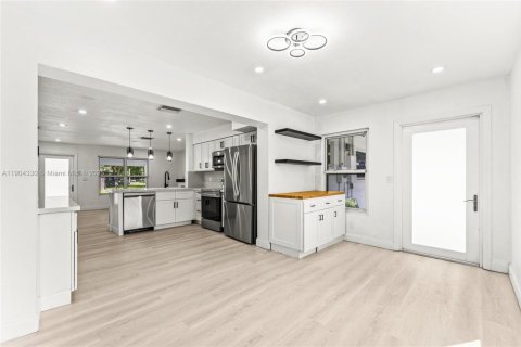 House in Dania Beach, Florida 4 bedrooms, 132.66 sq.m. № 1954649 - photo 17