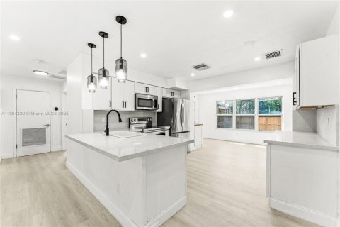 House in Dania Beach, Florida 4 bedrooms, 132.66 sq.m. № 1954649 - photo 11