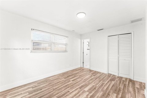 House in Dania Beach, Florida 4 bedrooms, 132.66 sq.m. № 1954649 - photo 25