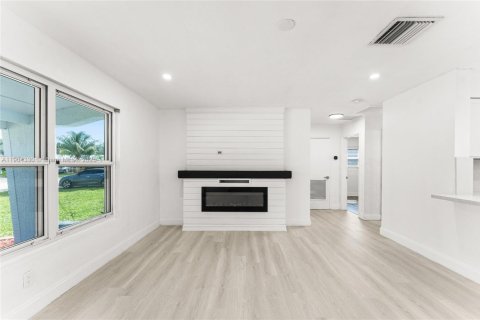 House in Dania Beach, Florida 4 bedrooms, 132.66 sq.m. № 1954649 - photo 8