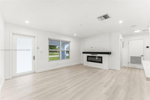 House in Dania Beach, Florida 4 bedrooms, 132.66 sq.m. № 1954649 - photo 6