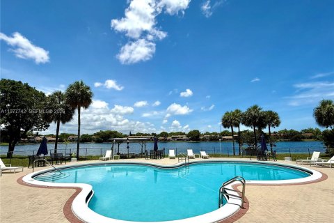 Купить кондоминиум в Майами, Флорида 2 спальни, 116.59м2, № 2042527 - фото 24