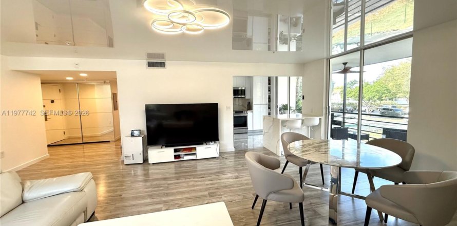 Кондоминиум с 2 спальнями в Майами, Флорида № 2042527