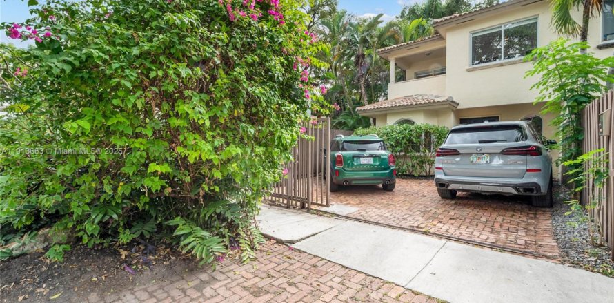 Кондоминиум с 3 спальнями в Майами, Флорида № 1968460