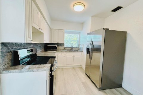 House in Hialeah, Florida 3 bedrooms, 110.09 sq.m. № 1880312 - photo 12
