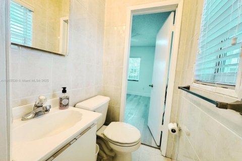 House in Hialeah, Florida 3 bedrooms, 110.09 sq.m. № 1880312 - photo 17