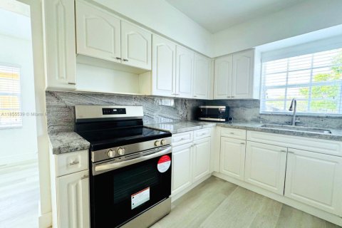 House in Hialeah, Florida 3 bedrooms, 110.09 sq.m. № 1880312 - photo 3