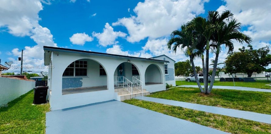 House in Hialeah, Florida 3 bedrooms, 110.09 sq.m. № 1880312