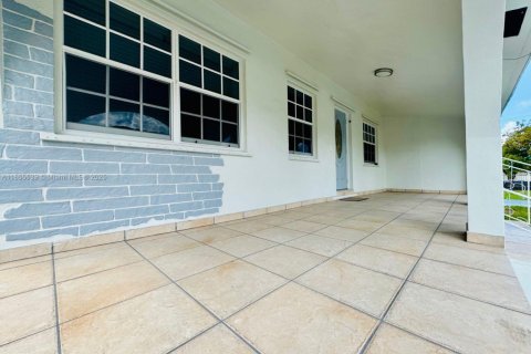 House in Hialeah, Florida 3 bedrooms, 110.09 sq.m. № 1880312 - photo 7