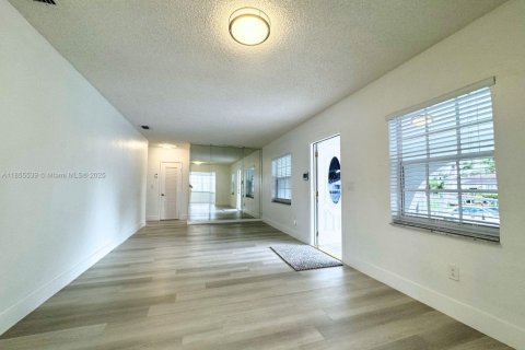 House in Hialeah, Florida 3 bedrooms, 110.09 sq.m. № 1880312 - photo 8