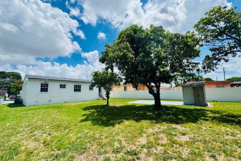 House in Hialeah, Florida 3 bedrooms, 110.09 sq.m. № 1880312 - photo 20