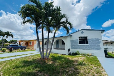House in Hialeah, Florida 3 bedrooms, 110.09 sq.m. № 1880312 - photo 6