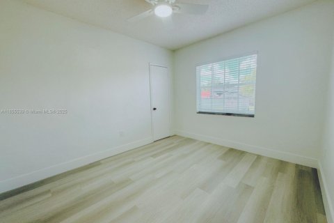 House in Hialeah, Florida 3 bedrooms, 110.09 sq.m. № 1880312 - photo 16