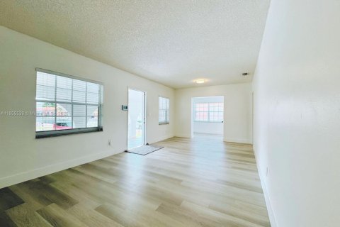 House in Hialeah, Florida 3 bedrooms, 110.09 sq.m. № 1880312 - photo 2