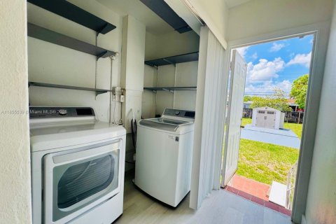 House in Hialeah, Florida 3 bedrooms, 110.09 sq.m. № 1880312 - photo 13