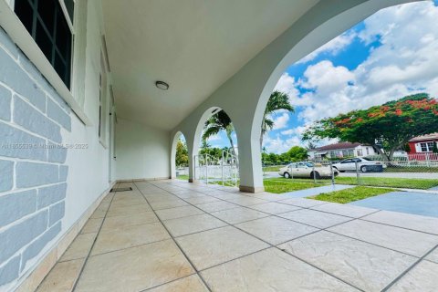 House in Hialeah, Florida 3 bedrooms, 110.09 sq.m. № 1880312 - photo 5