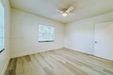House in Hialeah, Florida 3 bedrooms, 110.09 sq.m. № 1880312 - photo 18