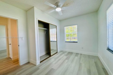 House in Hialeah, Florida 3 bedrooms, 110.09 sq.m. № 1880312 - photo 14
