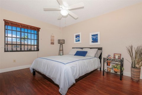 House in Miami, Florida 4 bedrooms, 182 sq.m. № 1892980 - photo 11