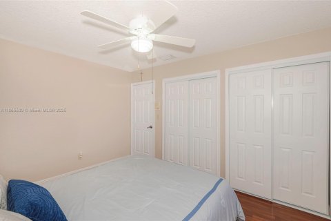 House in Miami, Florida 4 bedrooms, 182 sq.m. № 1892980 - photo 12