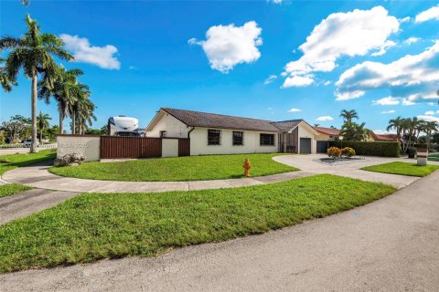 House in Miami, Florida 4 bedrooms, 182 sq.m. № 1892980 - photo 28