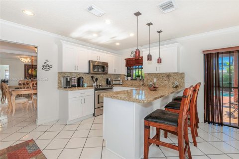 House in Miami, Florida 4 bedrooms, 182 sq.m. № 1892980 - photo 6