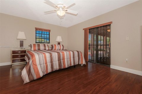 House in Miami, Florida 4 bedrooms, 182 sq.m. № 1892980 - photo 15