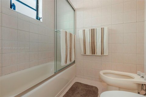 House in Miami, Florida 4 bedrooms, 182 sq.m. № 1892980 - photo 20
