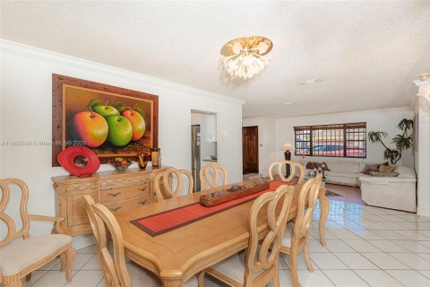 House in Miami, Florida 4 bedrooms, 182 sq.m. № 1892980 - photo 4