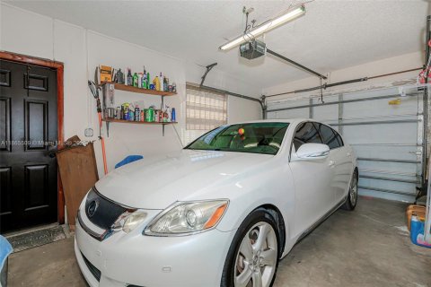 House in Miami, Florida 4 bedrooms, 182 sq.m. № 1892980 - photo 22