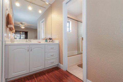 House in Miami, Florida 4 bedrooms, 182 sq.m. № 1892980 - photo 19