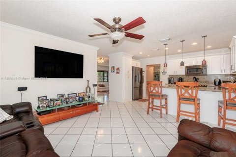 House in Miami, Florida 4 bedrooms, 182 sq.m. № 1892980 - photo 8