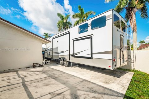 House in Miami, Florida 4 bedrooms, 182 sq.m. № 1892980 - photo 26
