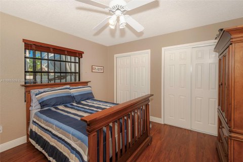 House in Miami, Florida 4 bedrooms, 182 sq.m. № 1892980 - photo 13