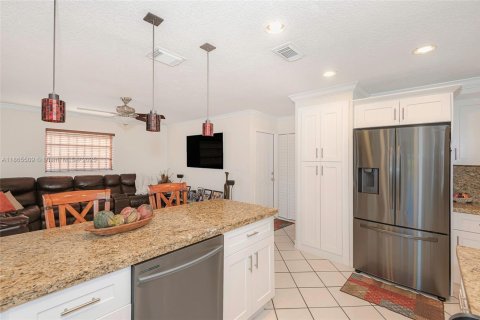 House in Miami, Florida 4 bedrooms, 182 sq.m. № 1892980 - photo 9