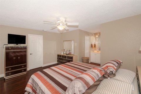 House in Miami, Florida 4 bedrooms, 182 sq.m. № 1892980 - photo 17