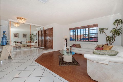 House in Miami, Florida 4 bedrooms, 182 sq.m. № 1892980 - photo 1