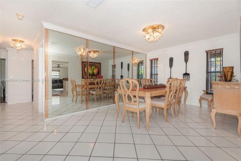 House in Miami, Florida 4 bedrooms, 182 sq.m. № 1892980 - photo 2