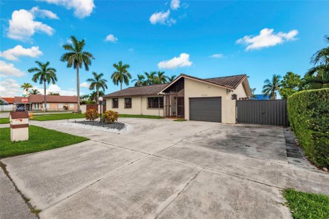 House in Miami, Florida 4 bedrooms, 182 sq.m. № 1892980 - photo 27
