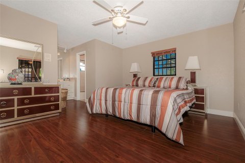 House in Miami, Florida 4 bedrooms, 182 sq.m. № 1892980 - photo 16