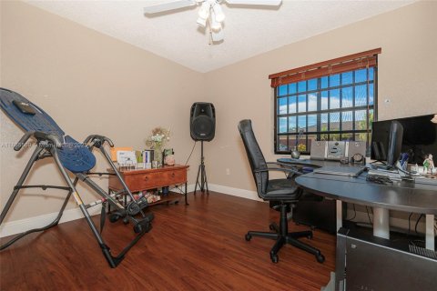 House in Miami, Florida 4 bedrooms, 182 sq.m. № 1892980 - photo 10