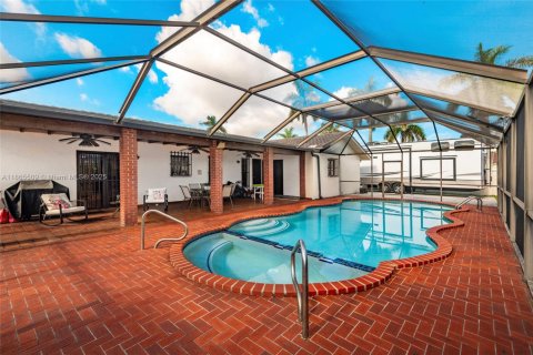 House in Miami, Florida 4 bedrooms, 182 sq.m. № 1892980 - photo 25