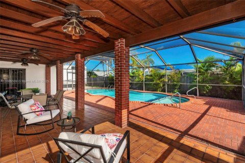 House in Miami, Florida 4 bedrooms, 182 sq.m. № 1892980 - photo 23