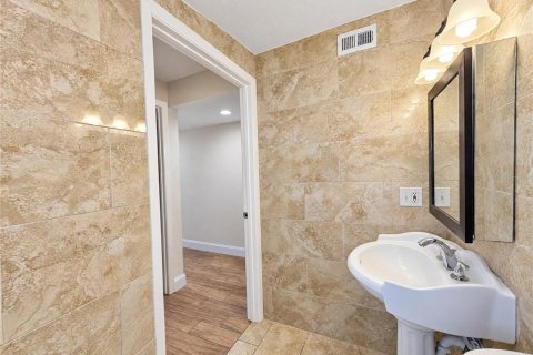 Villa ou maison à vendre à Tampa, Floride: 4 chambres, 103.68 m2 № 2434679 - photo 12