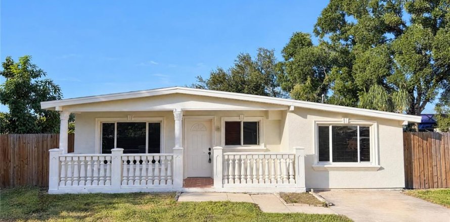 Villa ou maison à Tampa, Floride 4 chambres, 103.68 m2 № 2434679