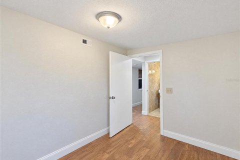 Villa ou maison à vendre à Tampa, Floride: 4 chambres, 103.68 m2 № 2434679 - photo 22