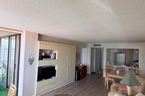 Condo in Saint Petersburg, Florida, 1 bedroom  № 1312848 - photo 9
