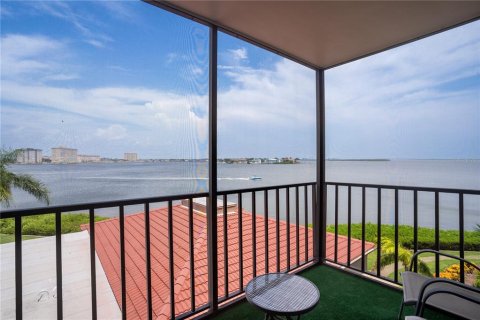 Condo in Saint Petersburg, Florida, 1 bedroom  № 1312848 - photo 2